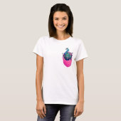 Farbenfrohe Pfau in einem gedruckten rosa Taschen T-Shirt (Vorne ganz)