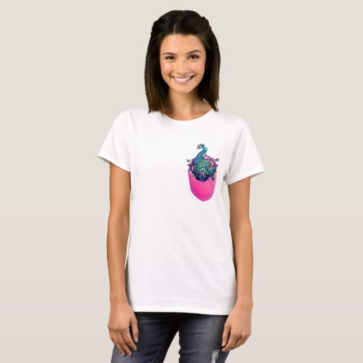 Farbenfrohe Pfau in einem gedruckten rosa Taschen T-Shirt (Vorne ganz)