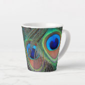 Farbenfrohe Pfauenfeder Eyespot Muster Latte Tasse (Rechte Ecke)