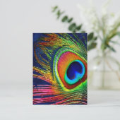 Farbenfrohe Pfauenfeder Postkarte (Stehend Vorderseite)