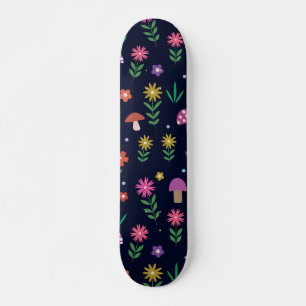 Farbenfrohe Pilze mit Muster aus weißer Blume Skateboard