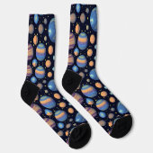 Farbenfrohe Planeten und Sterne im Weltraum Socken (Rechts)
