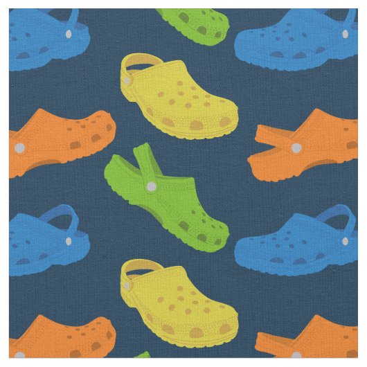 Farbenfrohe Plastikschuhe schlüpfen auf Moccasins Stoff (Nahaufnahme)