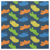 Farbenfrohe Plastikschuhe schlüpfen auf Moccasins Stoff (Muster)