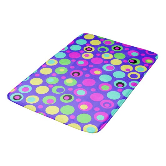 Farbenfrohe Polka Dot Party Badematte (Schrägansicht)