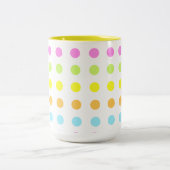 Farbenfrohe Polka Dots in Pastellfarben Zweifarbige Tasse (Mittel)
