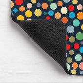 Farbenfrohe Polka Punkte auf dunklem Hintergrund Mousepad (Ecke)