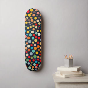 Farbenfrohe Polka Punkte auf dunklem Hintergrund Skateboard