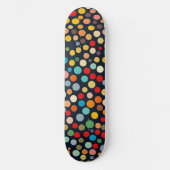 Farbenfrohe Polka Punkte auf dunklem Hintergrund Skateboard (Vorderseite)