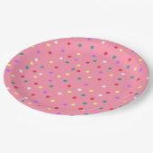 Farbenfrohe Polka Punkte auf Rosa Pappteller (Schrägansicht)