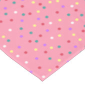 Farbenfrohe Polka Punkte auf Rosa Tischdecke (Schrägansicht)