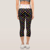 Farbenfrohe Polka Punkte auf Weiß und Schwarz Capri Leggings (Rückseite)