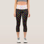 Farbenfrohe Polka Punkte auf Weiß und Schwarz Capri Leggings (Vorderseite)