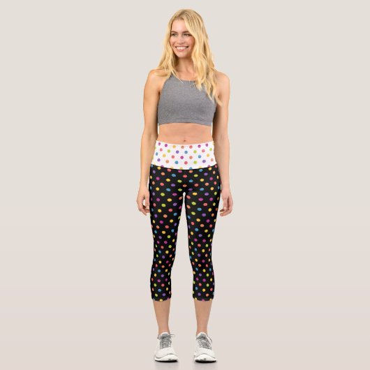 Farbenfrohe Polka Punkte auf Weiß und Schwarz Capri Leggings (Vorderseite)