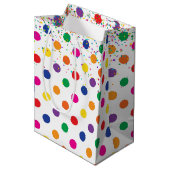Farbenfrohe Polka Punkte mit Party Confetti Mittlere Geschenktüte (Vorderseite Schrägansicht)