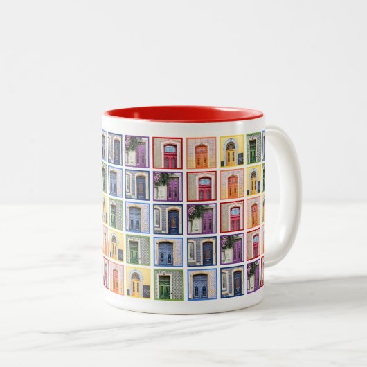 Farbenfrohe portugiesische Türe Regenbogenkaffee T Zweifarbige Tasse (VorderseiteRechts)