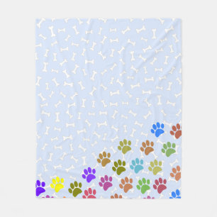 Farbenfrohe Puppy-Paw-Prints und Knochen hellblau Fleecedecke