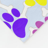 Farbenfrohe Puppy-Paw-Prints und Knochen hellblau Fleecedecke (Ecke)