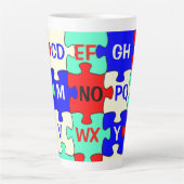 Farbenfrohe Puzzle Stücke & Alphabet Briefe Milchtasse (Vorderseite)