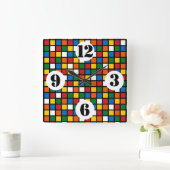 Farbenfrohe Quadrate in der Mauer Quadratische Wanduhr (Zuhause)