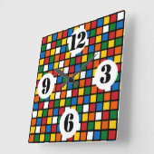 Farbenfrohe Quadrate in der Mauer Quadratische Wanduhr (Winkel)
