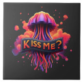 Farbenfrohe Qualle-Illustration mit Kuss-Me-Text Fliese (Vorderseite)