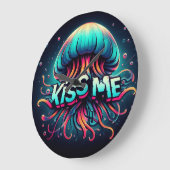 Farbenfrohe Qualle-Illustration mit Kuss-Me-Text Große Wanduhr (Winkel)
