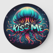 Farbenfrohe Qualle-Illustration mit Kuss-Me-Text Große Wanduhr (Vorderseite)