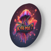 Farbenfrohe Qualle-Illustration mit Kuss-Me-Text Große Wanduhr (Winkel)