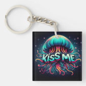 Farbenfrohe Qualle-Illustration mit Kuss-Me-Text Schlüsselanhänger (Vorderseite)