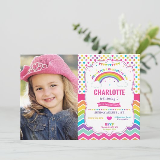 Farbenfrohe Rainbow Birthday Party Foto Einladung (Stehend Vorderseite)