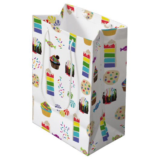 Farbenfrohe Rainbow Cake Desserts & Sprinkles Must Mittlere Geschenktüte (Vorderseite Schrägansicht)