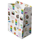 Farbenfrohe Rainbow Cake Desserts & Sprinkles Must Mittlere Geschenktüte (Rückseite Schrägansicht)