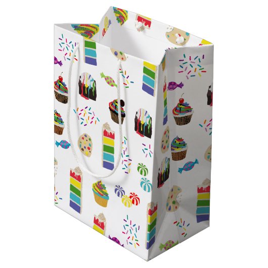 Farbenfrohe Rainbow Cake Desserts & Sprinkles Must Mittlere Geschenktüte (Rückseite Schrägansicht)