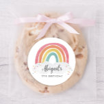 Farbenfrohe Rainbow-Kalligrafie-Kindergeburtstag Runder Aufkleber<br><div class="desc">Der farbenfrohe Rainbow Calligraphy Kindergeburtstag Rundaufkleber ist mit einem handgezeichneten Regenbogen in Rosa-,  Orange-,  Gelb- und Türkistönen und einem trendigen Kalligraphienamen versehen.</div>