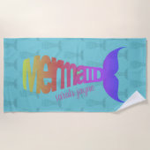 Farbenfrohe Rainbow-Mermaid-Schwanz Typografie Strandtuch (Vorderseite)