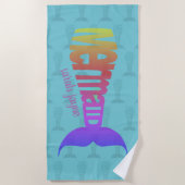 Farbenfrohe Rainbow-Mermaid-Schwanz Typografie Strandtuch (Vorderseite)