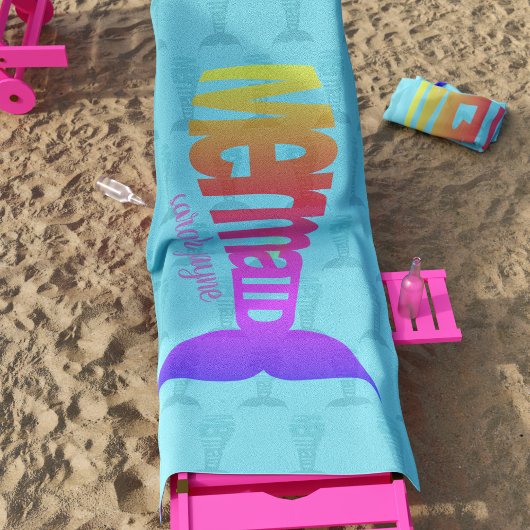 Farbenfrohe Rainbow-Mermaid-Schwanz Typografie Strandtuch