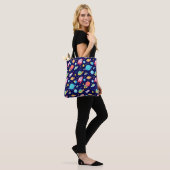 Farbenfrohe Raummuster für Cartoon Tasche (Am Model)