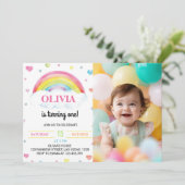 Farbenfrohe Regenbogen Einladung zum ersten Geburt (Stehend Vorderseite)