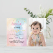 Farbenfrohe Regenbogen Einladung zum ersten Geburt (Stehend Vorderseite)