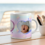 Farbenfrohe Regenbogen-Herzen im Sky Custom-Foto Jumbo-Tasse<br><div class="desc">Ankündigen Sie die Ankunft Ihres Kleinen auf eine wirklich magische Art und Weise mit unserer Sammlung von Geburtshinweisen, mit einem lebendigen, regenbogenfarbenen Hintergrund mit funkelnden Sternen. Jedes Stück in dieser Sammlung ist dazu gedacht, die Freude und das Wunder Ihrer neuen Ergänzung zu feiern und bietet eine schöne und unvergessliche Möglichkeit,...</div>