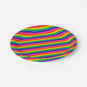 Farbenfrohe Regenbogenfarben Streifen Muster LGBT  Pappteller (Schrägansicht)