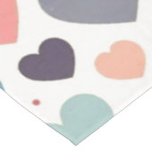 Farbenfrohe Regenbogenherzen Valentines Tischdecke (Schrägansicht)