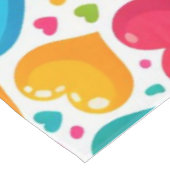 Farbenfrohe Regenbogenherzen Valentines Tischdecke (Schrägansicht)