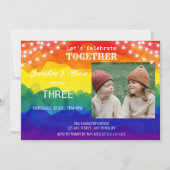 Farbenfrohe Regenbogenlampen Foto Geburtstag Einladung (Vorderseite)