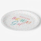 Farbenfrohe Regenbogenpolka Geburtstagsmädchen Pappteller (Schrägansicht)