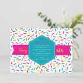 Farbenfrohe Regenbogensprinklen Geburtstagsparty Einladung (Stehend Vorderseite)