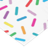 Farbenfrohe Regenbogensprinklen Muster Tischdecke (Schrägansicht)