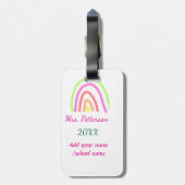 Farbenfrohe Regenbogenstreifen geben dem Lehrer de Gepäckanhänger (Rückseite vertikal)